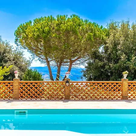 Pool, 5 Mins To Center, 4 Sleeps Apartment
