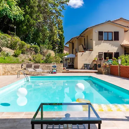 Apartment Pool, 5 Mins To Center, 4 Sleeps