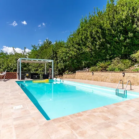 Pool, 5 Mins To Center, 4 Sleeps *